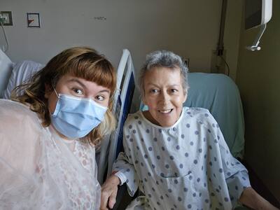 Julie Guilbault-Cournoyer a dû s’absenter très fréquemment du travail au cours des dernières années afin d’accompagner sa mère, Martine Guilbaut, qui lutte contre un cancer. Elles apparaissent ici ensemble le 5 novembre 2024, à l’Hôpital Maisonneuve‑Rosemont.